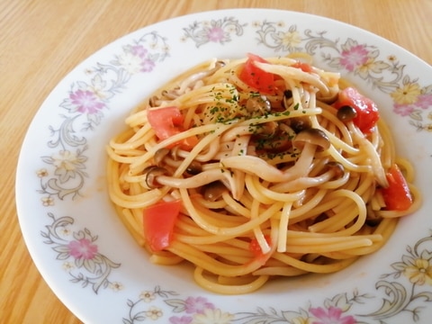 トマトとしめじのコンソメパスタ